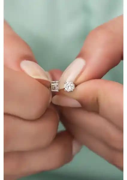 Nereze Güçlü Küpe Karşılaştırması: Tektaş ve Yıldız Modeli Seçenekleri Analizi