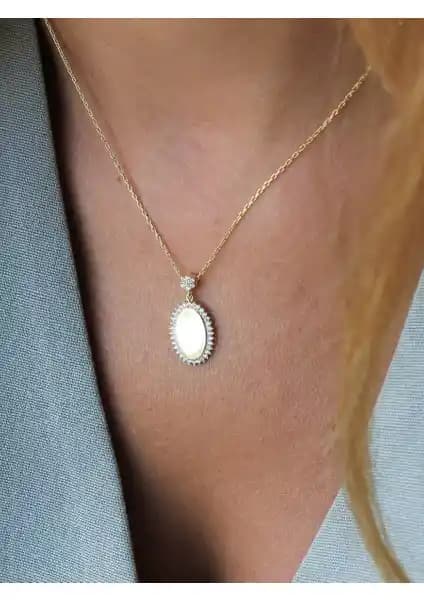 Neva Jewelry Oval Taşlı Kolye: Zarif ve Şık Tasarım ile Günlük ve Özel Kullanım İçin
