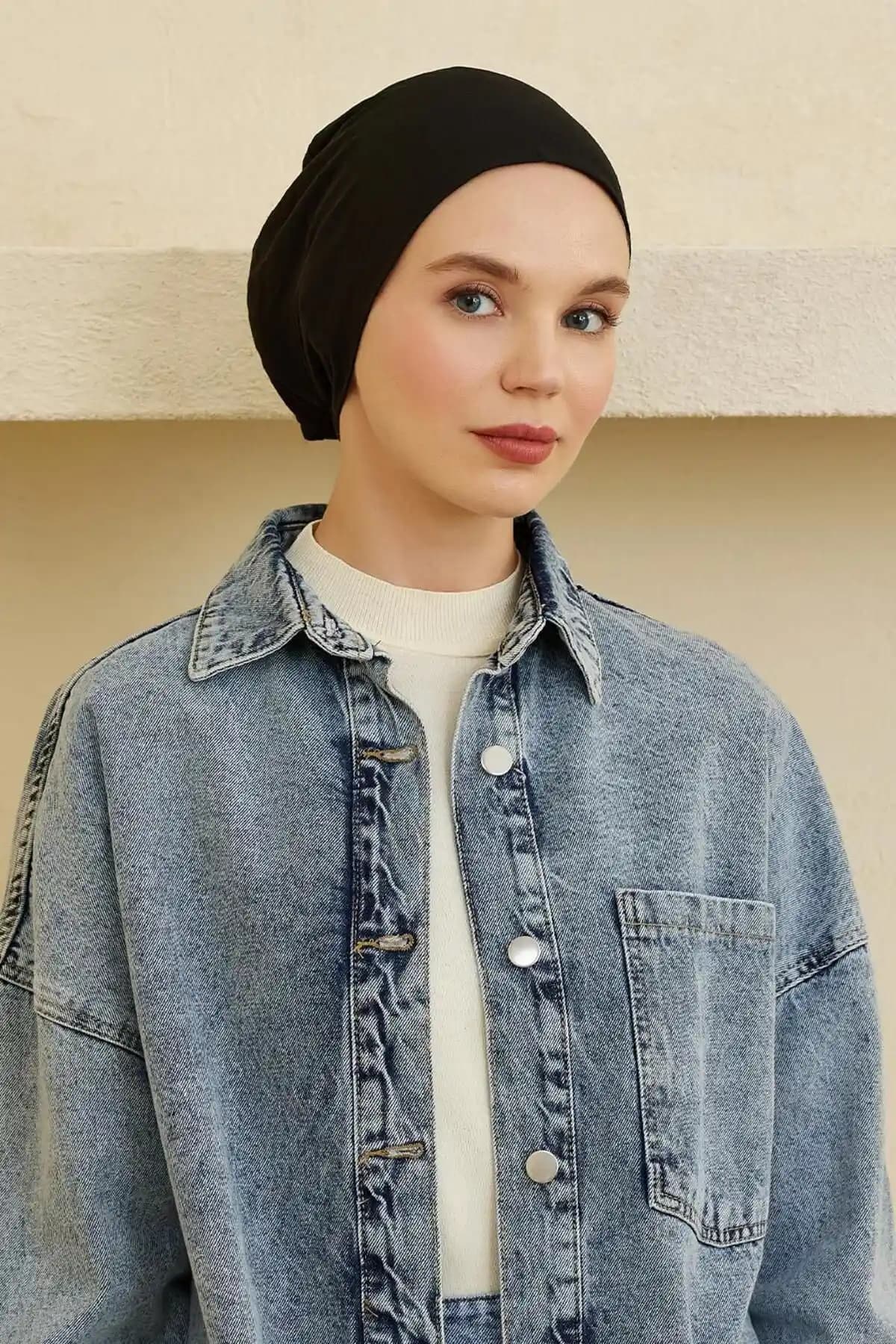 Qef İç Başörtüsü Aksesuar Siyah: Şıklık ve Konfor Sunan Modern Tasarım