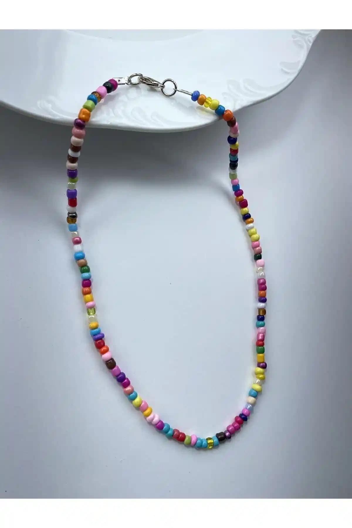 Renkli Boncuklu Kolye: Zarif ve Enerjik Tasarımıyla Stilinizde Fark Yaratın