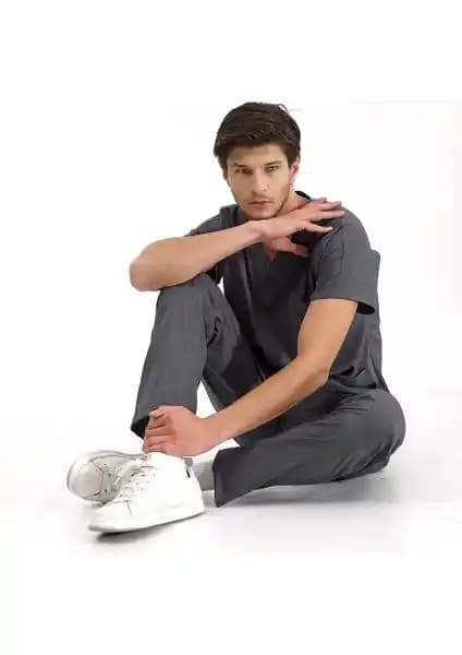 Sağlık Çalışanları İçin Likralı Üniforma ve Jogger Kıyafetleri Karşılaştırması