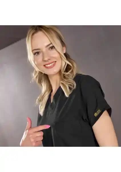 Sağlık Çalışanları İçin Medikal Üniforma Karşılaştırması: Çizgi Medikal ve Simirna Ürünleri