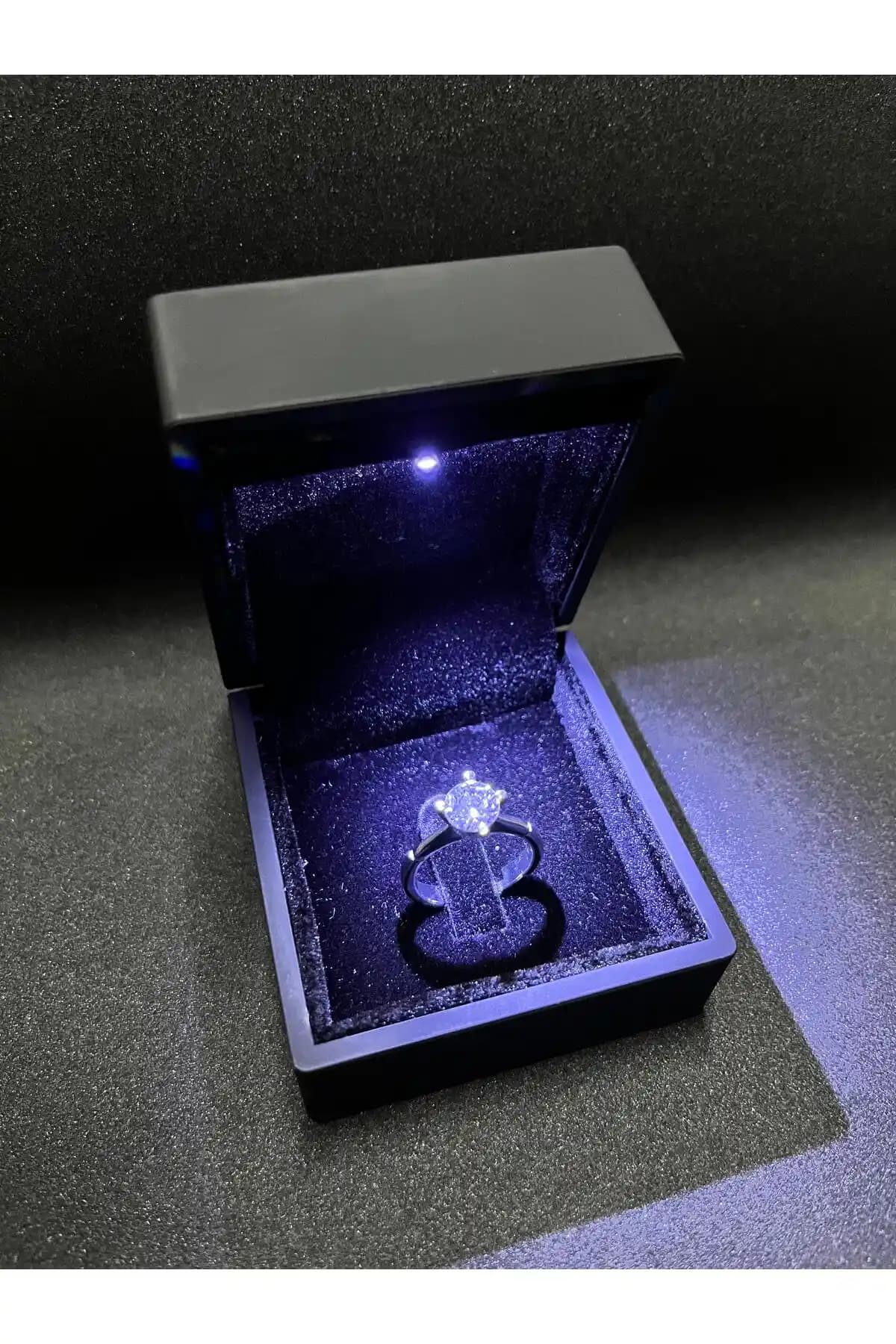 Sepetten Eve Işıltılı Pırlanta Tektaş Yüzük Modern Tasarım ve Dayanıklılık Özellikleri