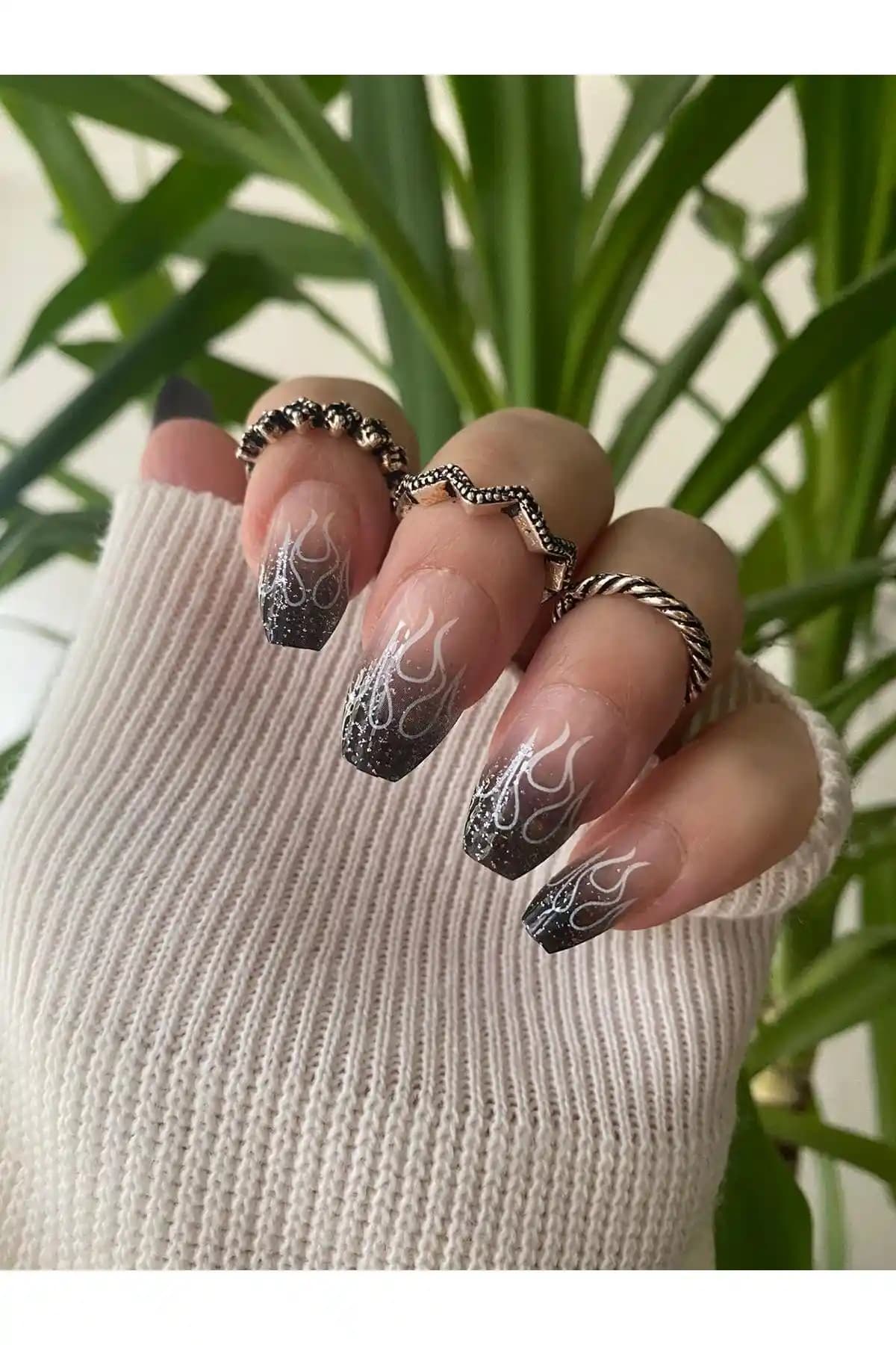 SYBELLE KOZMETİK Siyah Simli Ateş Desenli Takma Tırnak 24 Adet Modern ve Kolay Kullanım
