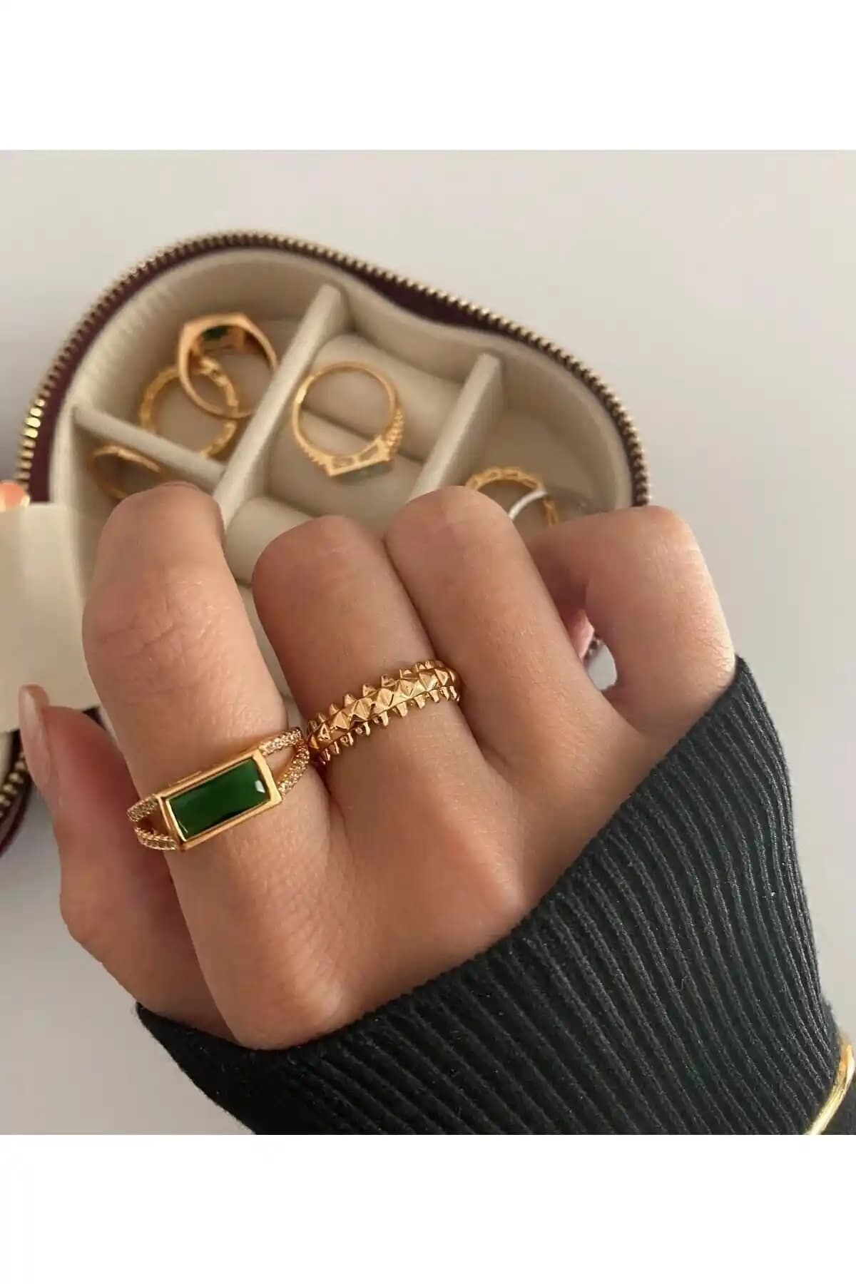 Zımbalı Yüzük: Modern Tasarımı ve Dayanıklılığıyla Şıklığın Yeni Simgesi