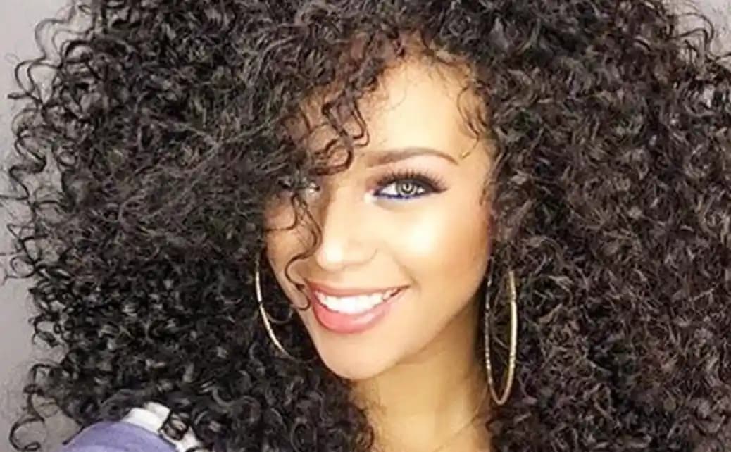 Afro Saç Bakımında Bilimsel Yaklaşımlar: Yapısal Özellikler ve Bakım Önerileri