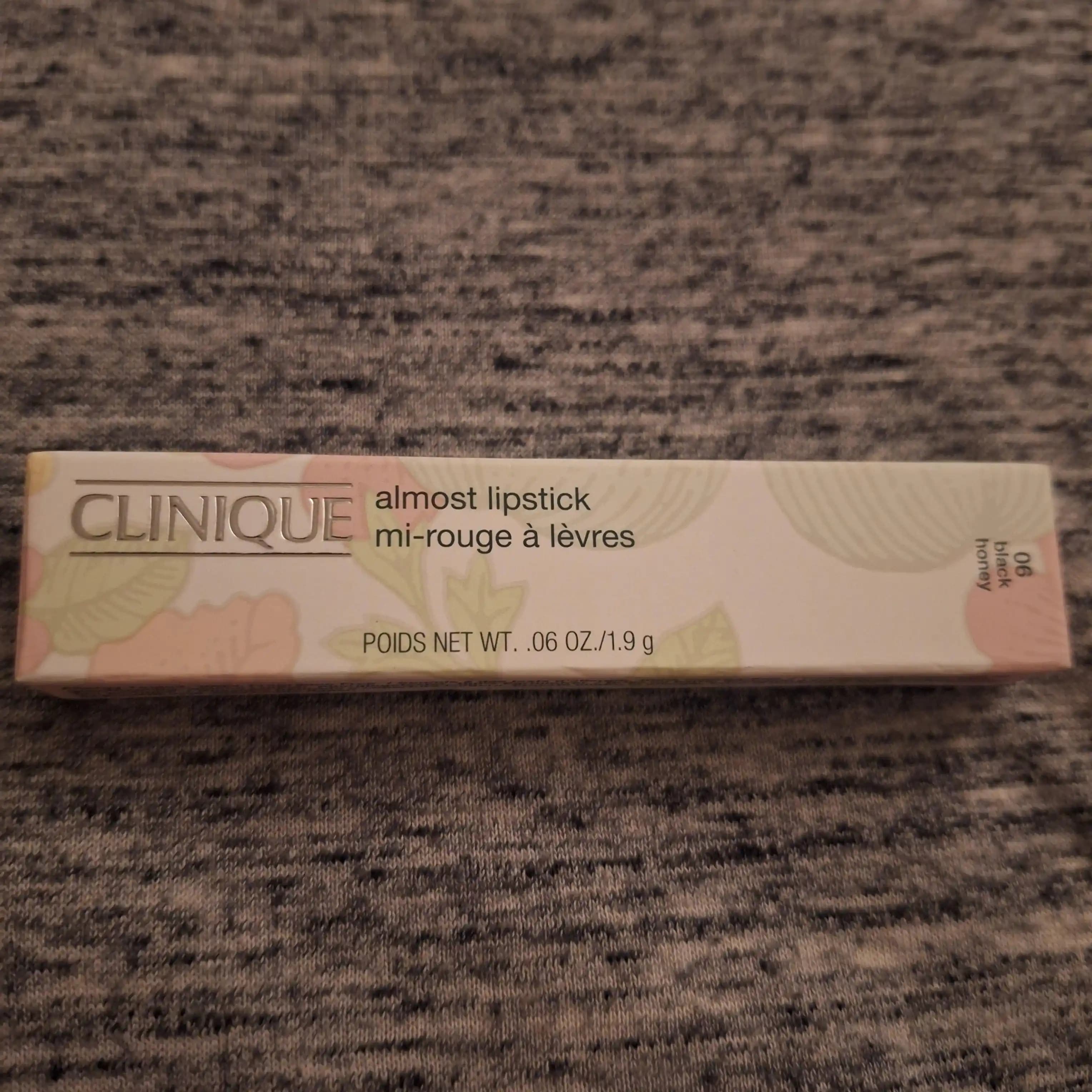 Clinique Black Honey Dudak Ürünü: Renk, Formül ve Kullanıcı Deneyimleri Analizi