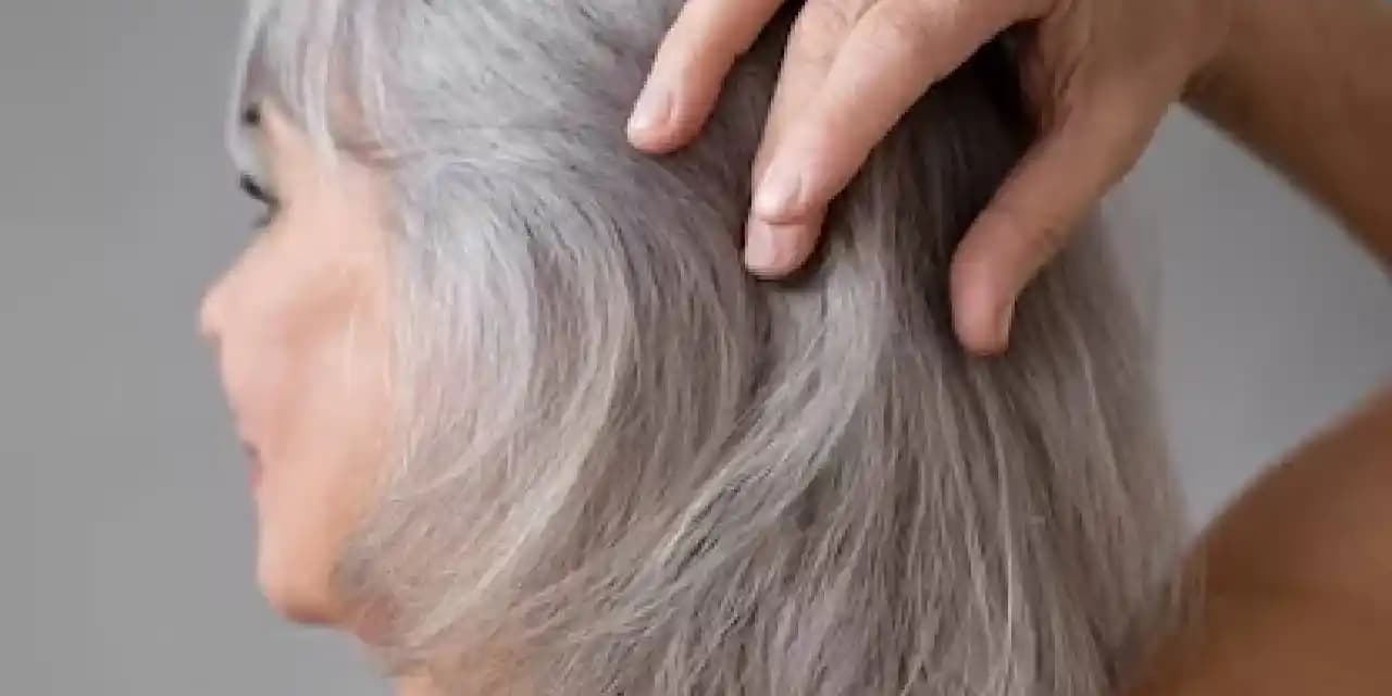 Gri Saçlarla Başa Çıkma Yöntemleri: Boyama Teknikleri ve Bakım Önerileri
