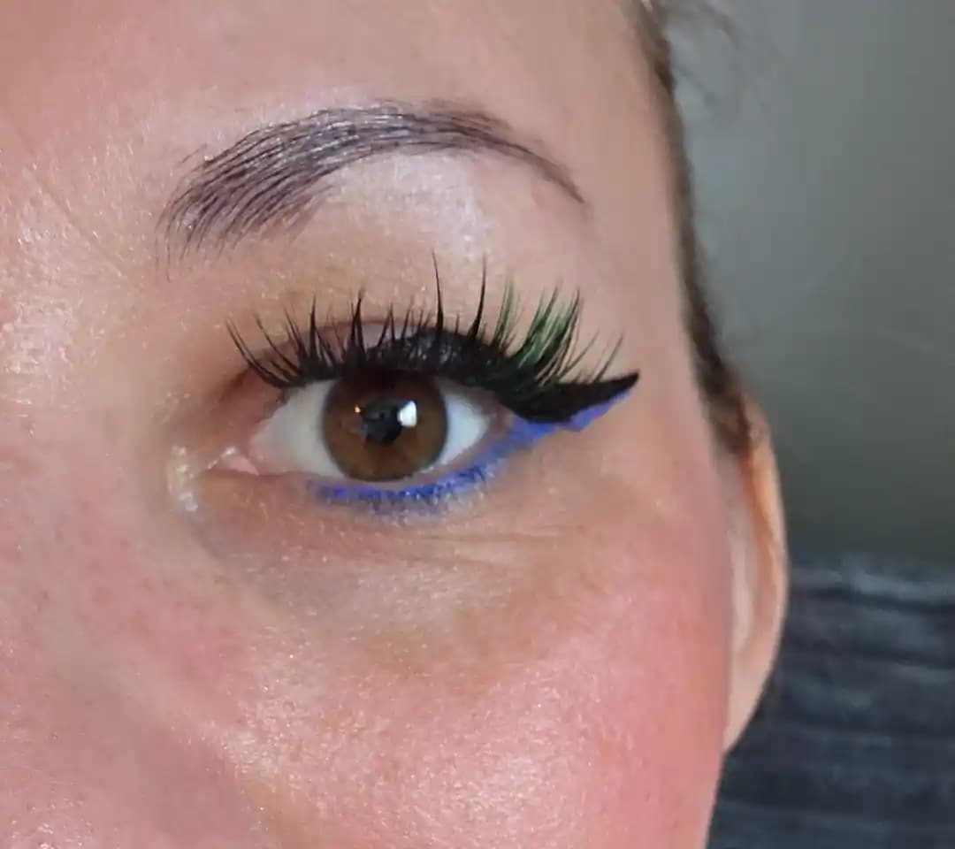 Hooded Gözler İçin Eyeliner ve Kirpik Renk Seçenekleri ile Makyaj Teknikleri