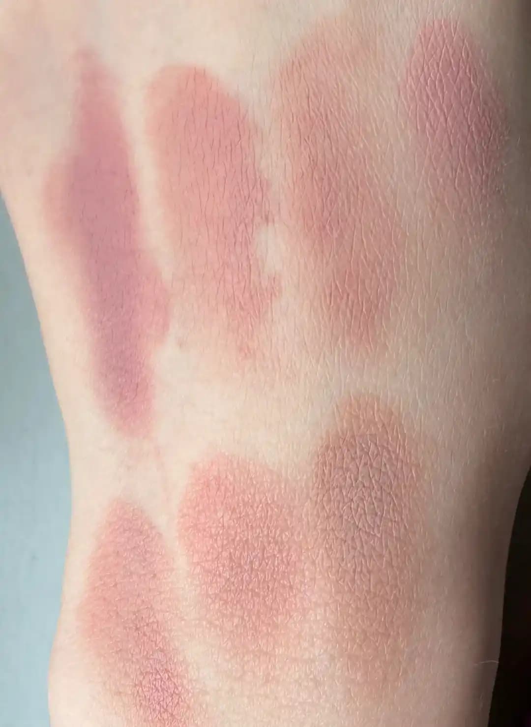 Hyntoor, Red Chamber ve Lilybyred Allık Swatchları: Renk, Pigmentasyon ve Kalıcılık Karşılaştırması