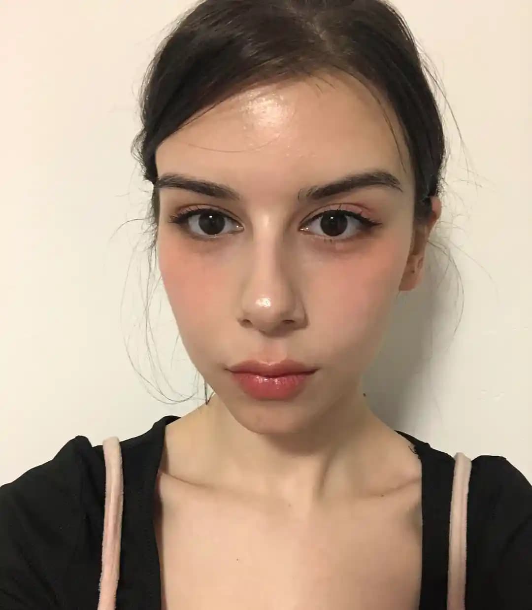 Kadınlar Günü İçin Yumuşak ve Feminen Doğal Makyaj Stili ve Ürün Seçimi