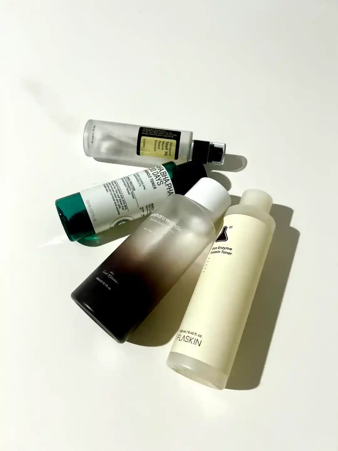 Karma Cilt İçin Tonikler, Temizleyiciler, Serumlar ve Nemlendiriciler Üzerine Detaylı İnceleme