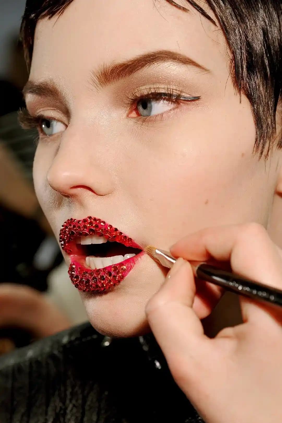 Kırmızı Ruj Seçiminde Popüler Markalar, Tonlar ve Dikkat Edilmesi Gerekenler