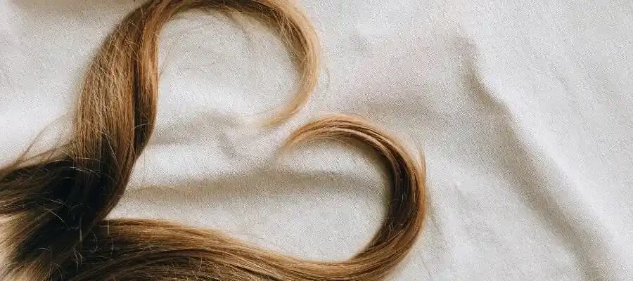 Saç Bakımında Kumaş İçeriği ve Dokuma Türünün Saç Sağlığına Etkileri ve Alternatif Seçenekler