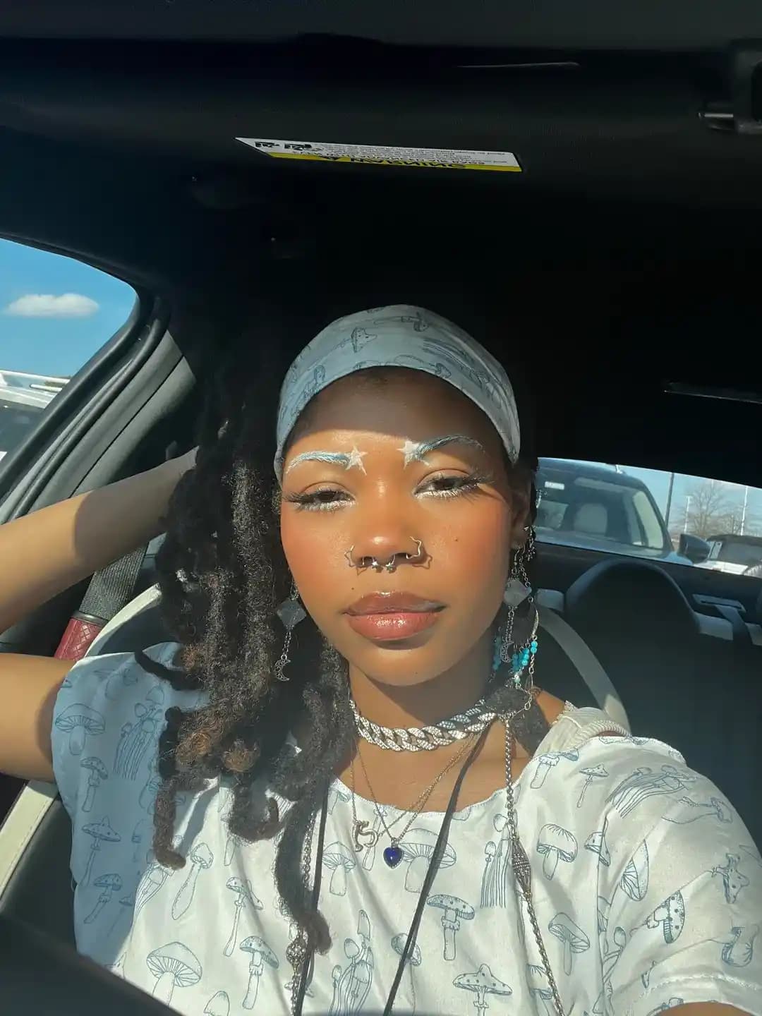 Yıldız Temalı Makyaj: Yıldız Kaşlar ve Parlak Dokunuşlarla Özgün Görünüm