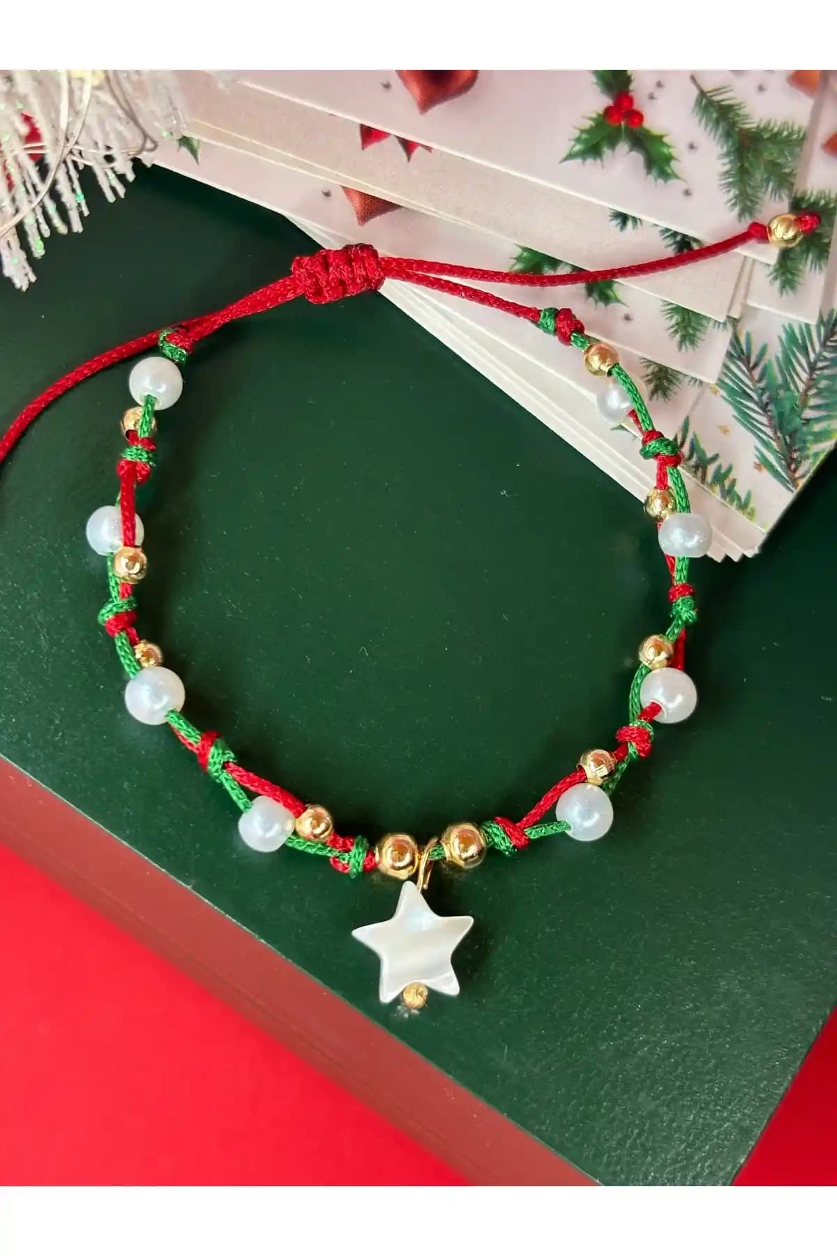 By Song Aksesuar Yılbaşı Bilekliği Kırmızı ve İnci Detaylı Zarif Takı