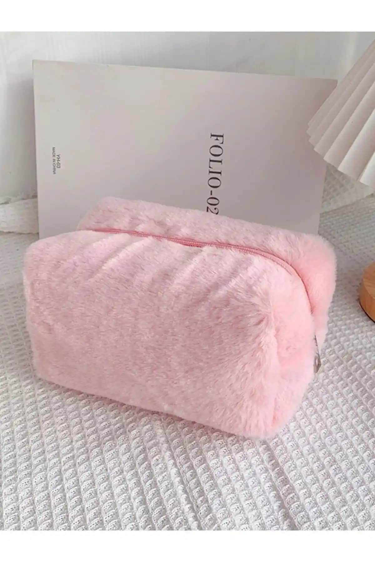 Makyaj Çantaları Karşılaştırması: Pembe Peluş ve Ekru Chicclutch Modelleri