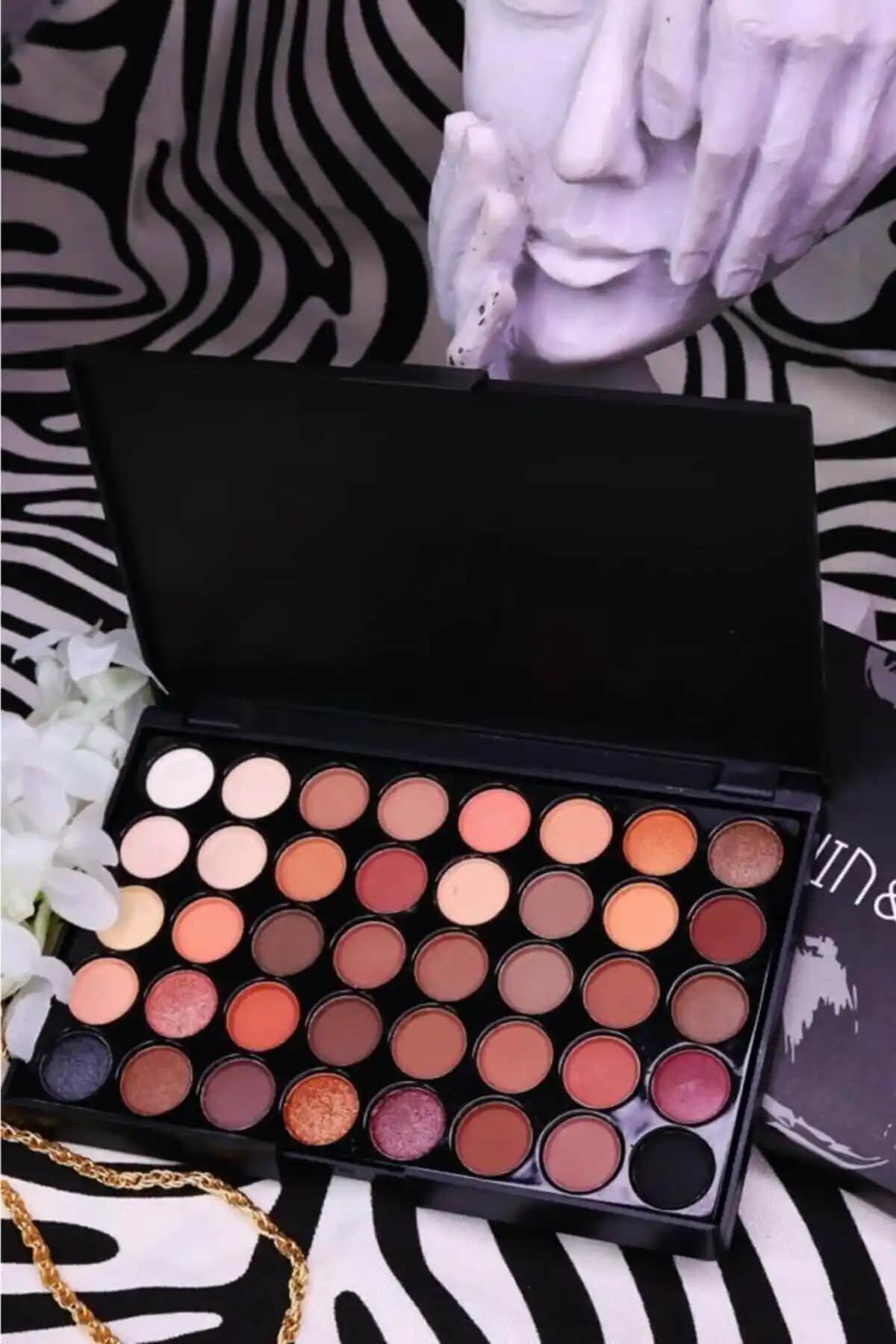 MUJGAN 40'lı Sedefli ve Mat Far Paleti: Çok Yönlü Göz Makyajı İçin İdeal Seçenek