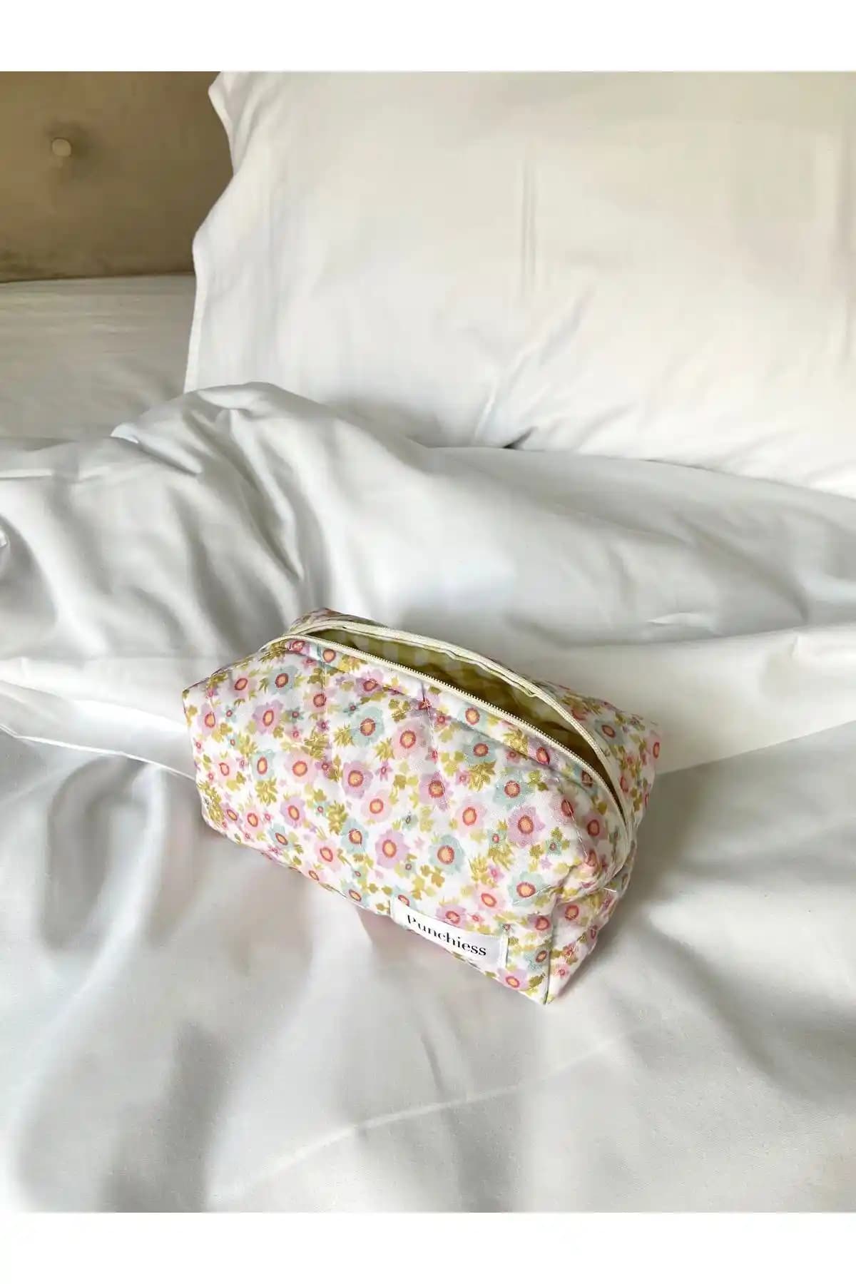 Punchiess Makyaj Çantaları Karşılaştırması: Pastel ve Pembe Çiçekli Modellerin Özellikleri