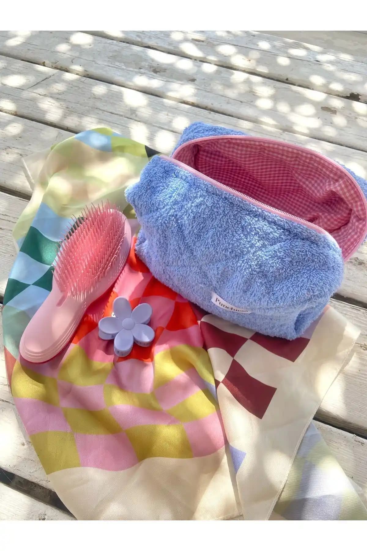 Punchiess Mavi Havlu ve Pembe Çiçekli Makyaj Çantası Karşılaştırması