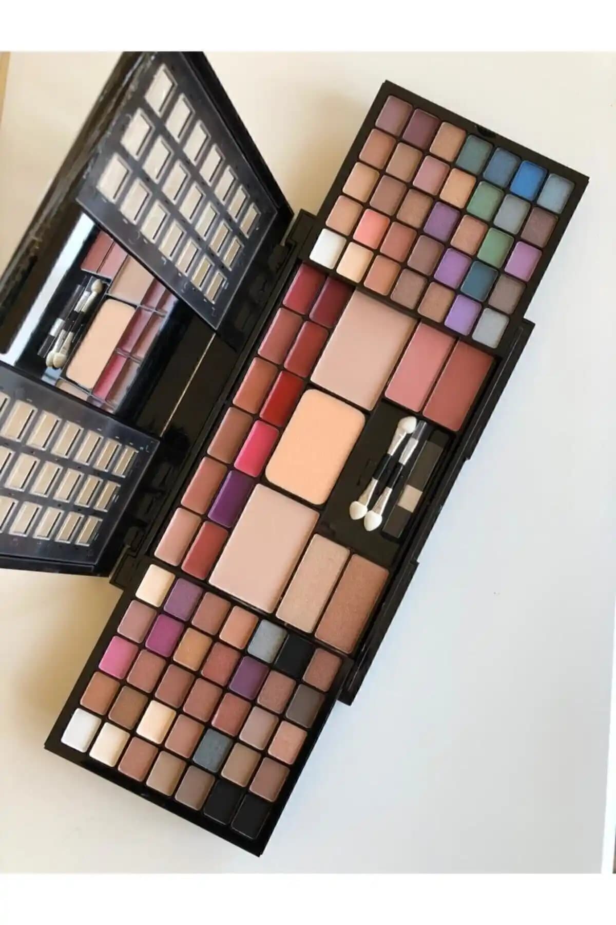 Roesıa Rose Cosmetics Makyaj Seti: Çok Yönlü ve Yüksek Performanslı Güzellik Paketi