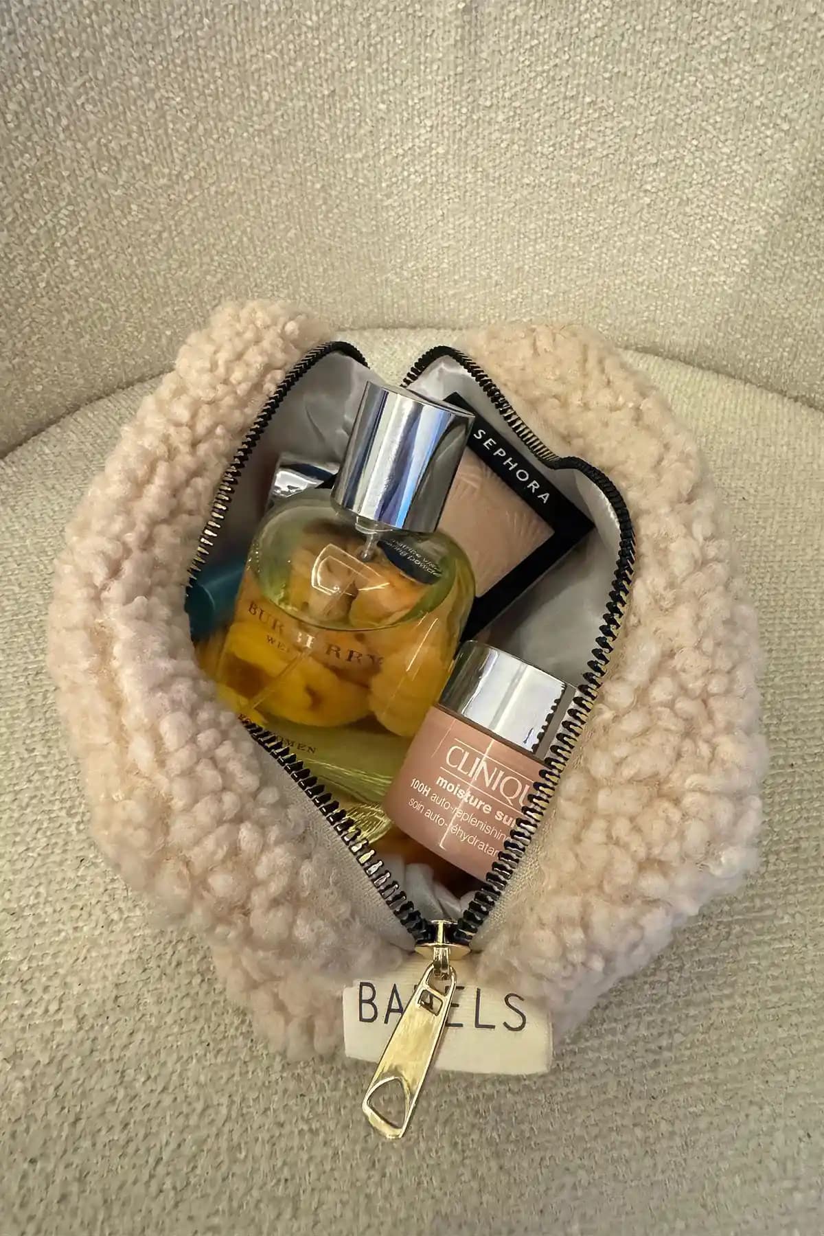 BAHELS Teddy Peluş Bej Orta Boy Makyaj Çantası Şıklık ve Fonksiyonellik Bir Arada