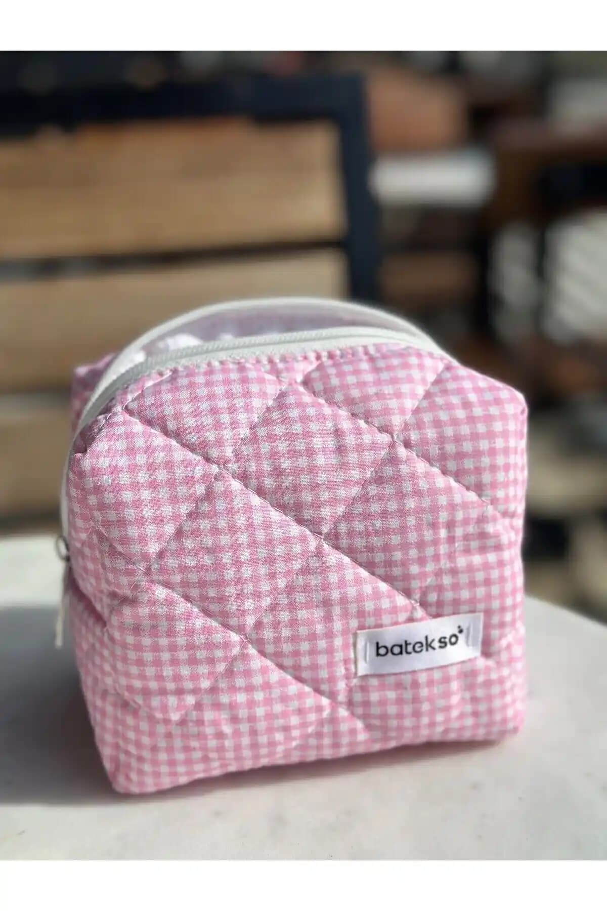Batekso Pembe Kare Desenli Makyaj Çantası: Şık ve Çok Yönlü Pratik Tasarım