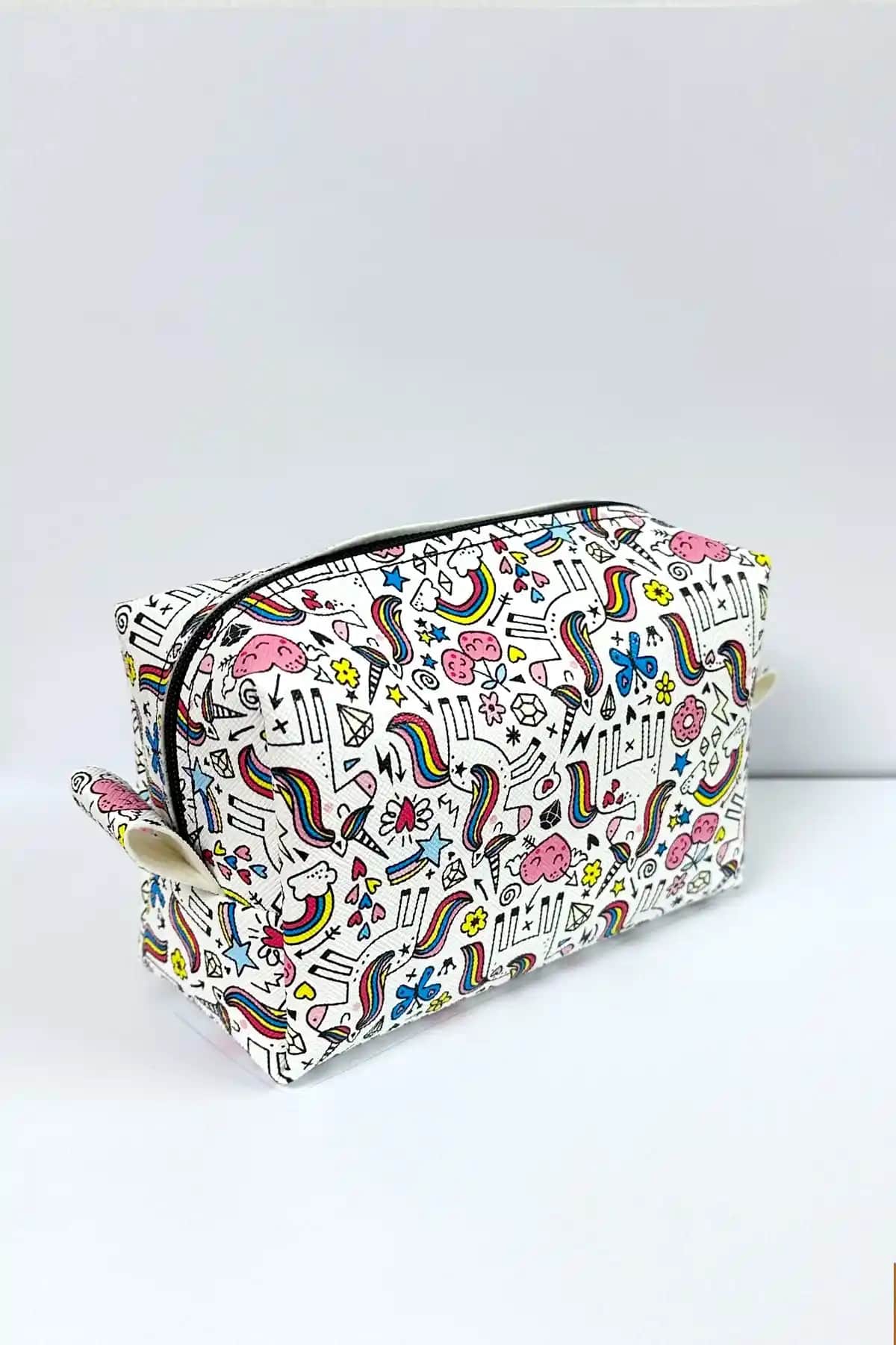 EgeOnline Bage Desenli Deri Makyaj Çantası Şıklık ve İşlevselliği Bir Arada Sunar