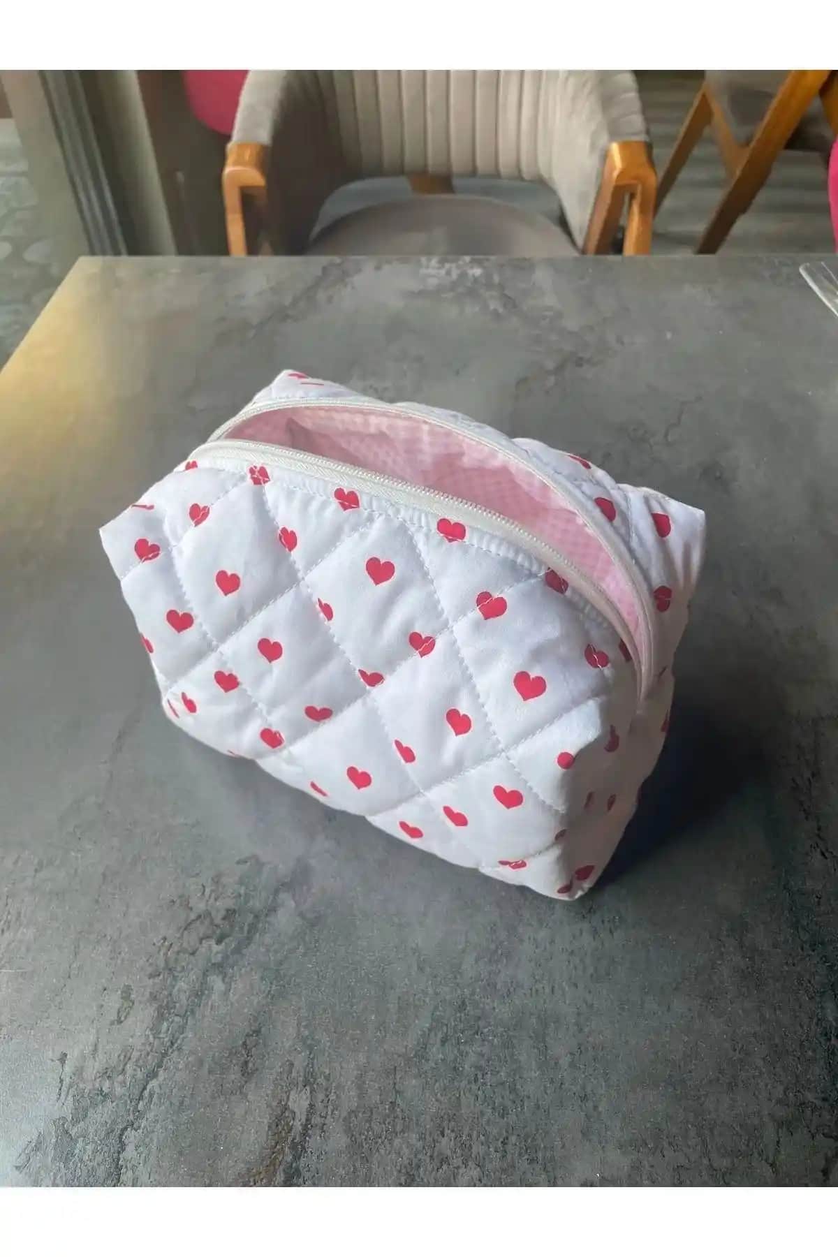 Elzripy Kalp Desenli Makyaj Çantası: Şık ve Pratik Büyük Boy Taşıma Çözümü