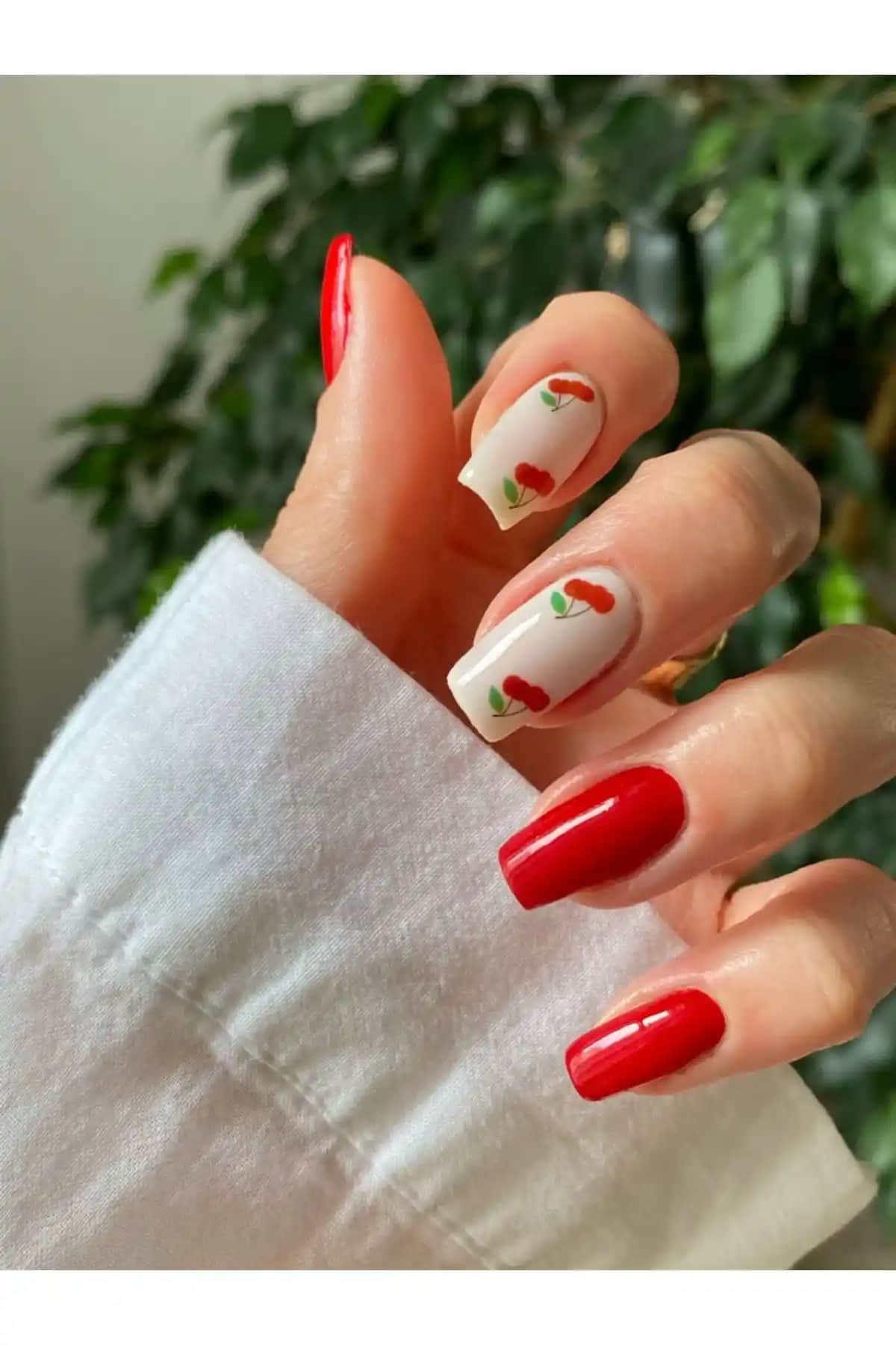 Kiraz Tırnak Dövmesi ve Nail Art Stickerları: Estetik ve Kullanım Kolaylığı Sunan Yenilikler