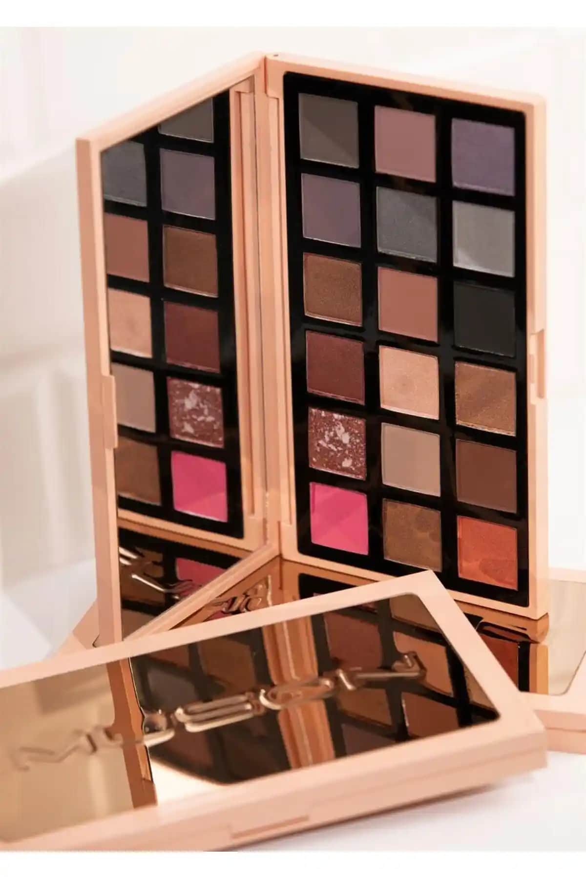 Muson Elegance ve S'GLAM 16 Renk Göz Farı Paletleri Karşılaştırması