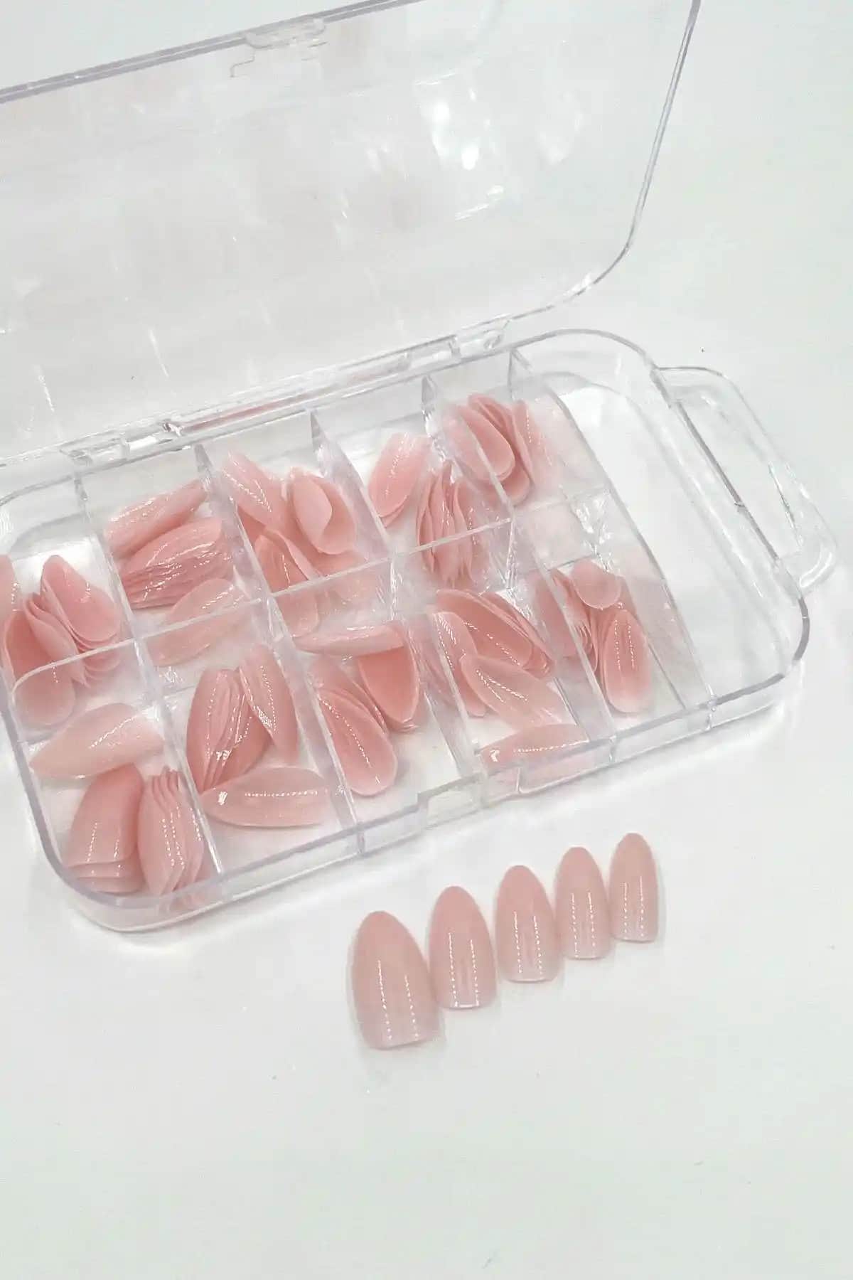 Nera Classy ve SİSA Cosmetics Takma Tırnak Karşılaştırması: Hangi Ürün Daha Uygun