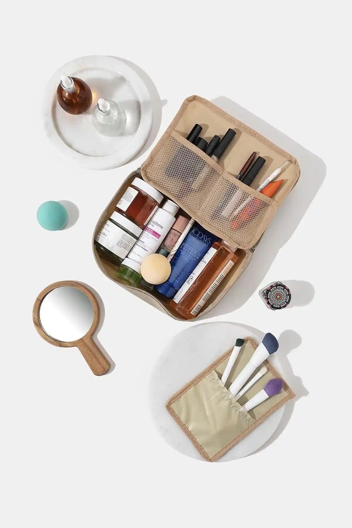 Pharma Acqua Krem Çok Bölmeli Makyaj Çantası ile Pratik ve Şık Organizasyon