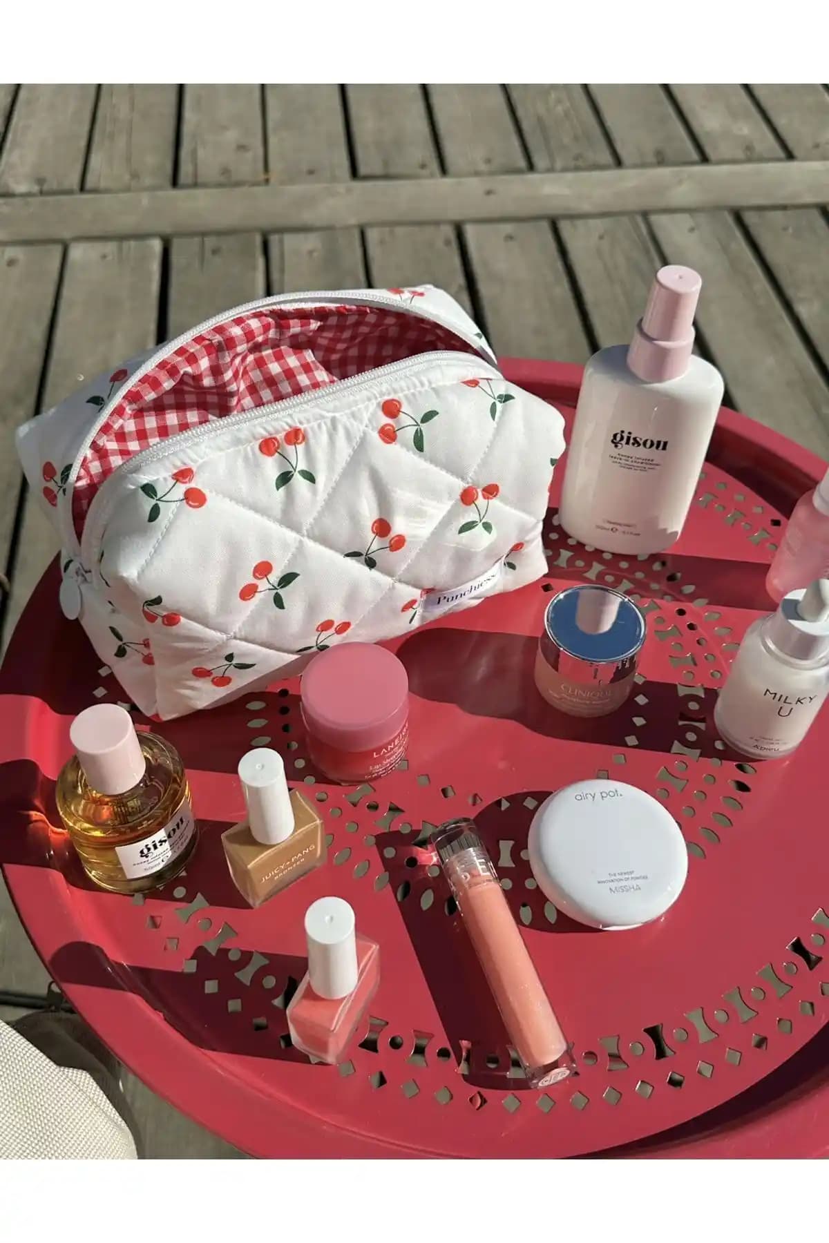 Punchiess Kiraz Desenli ve Pembe Çiçekli Makyaj Çantalarının Karşılaştırması ve Özellikleri