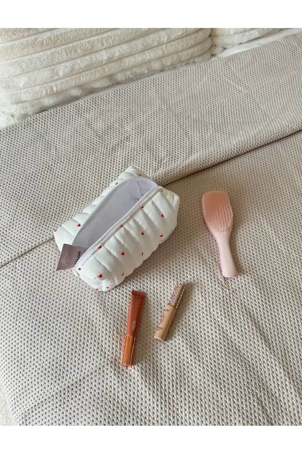 Punchiess Kırmızı Kalpli Büyük Boy Makyaj Çantası Şıklık ve Fonksiyonellik Bir Arada