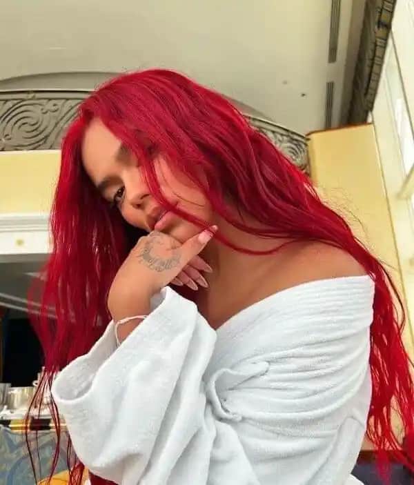 Ateş Kırmızı Saç Rengi Nedir, Kimlere Yakışır ve Nasıl Bakılır