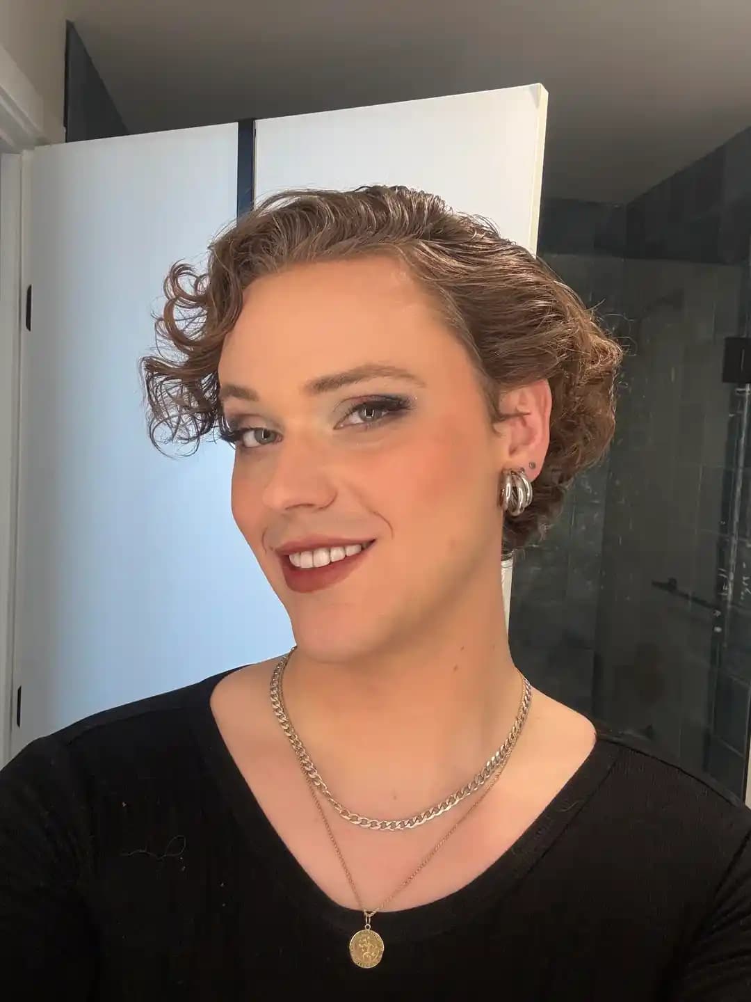 Cuma 13'ü Temalı Makyaj ve Saç Stili: Ürünler, Teknikler ve Uygulama İpuçları