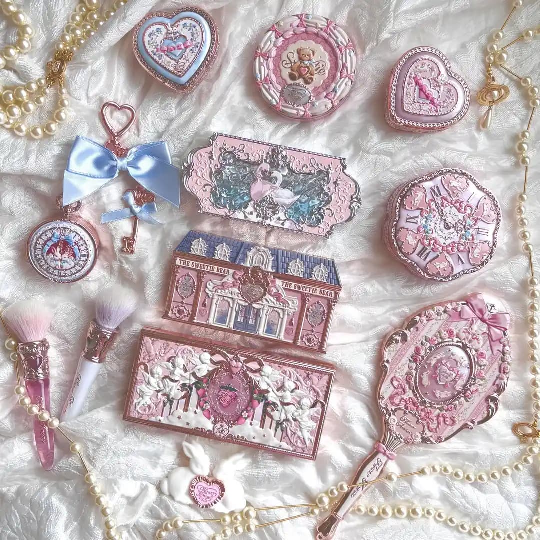 Flower Knows 2025 Koleksiyonu İncelemesi: Cushion Fondöten, Concealer Paleti ve Allıklar