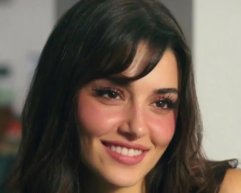 Hande Erçel'in Kirpik Makyajı: Mascaradan Takma Kirpiğe Uzunluk ve Hacim Teknikleri