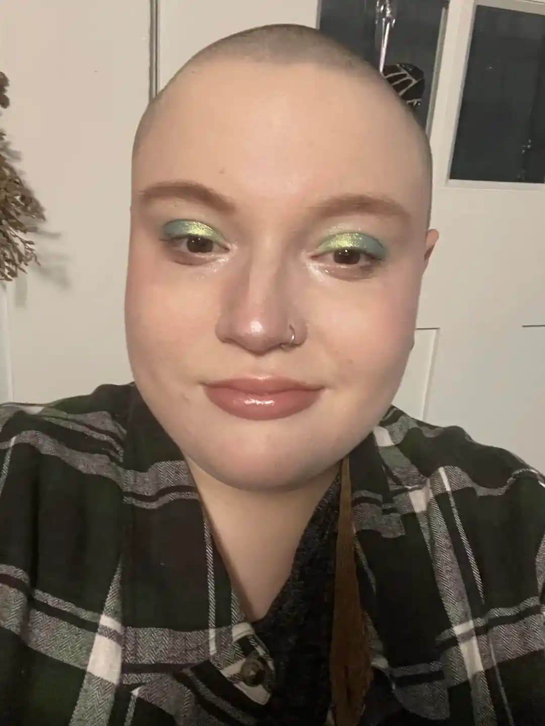 Yeşil ve Mavi Göz Farı ile Parlak ve Canlı Makyaj Teknikleri ve Ürün Kullanımı