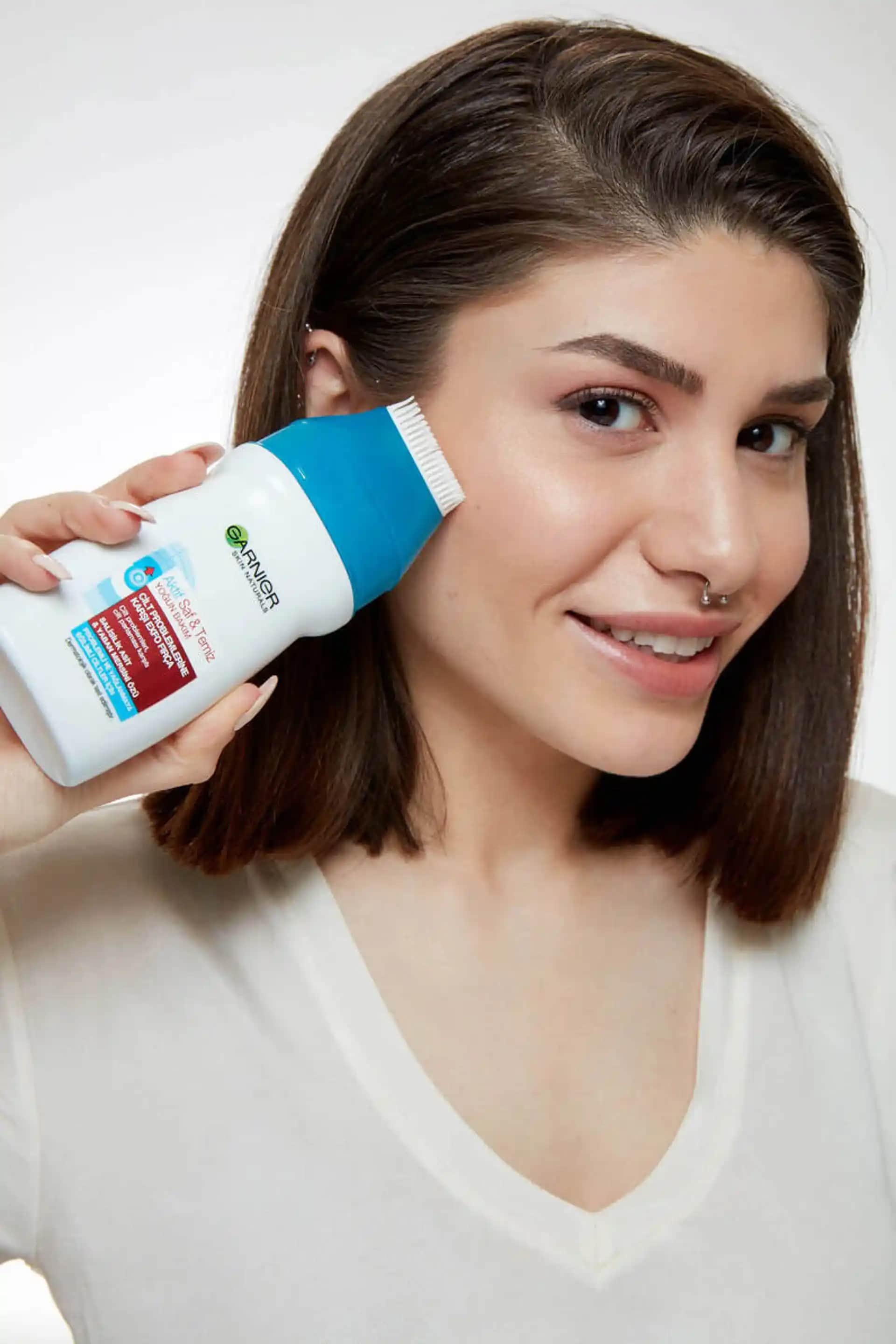 Garnier Fırçalı Yüz Temizleme Jeli ile Derinlemesine Temizlik ve Cilt Bakımı