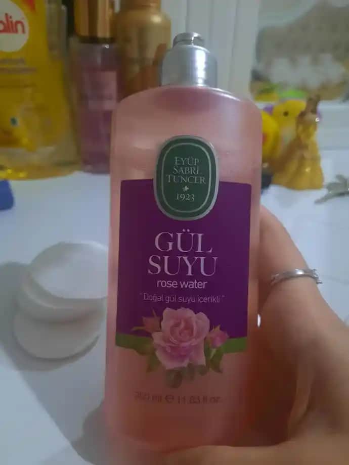 Gül Suyu Yüze Sürülür mü? Doğru Kullanım ve Cilt Bakımında Etkileri