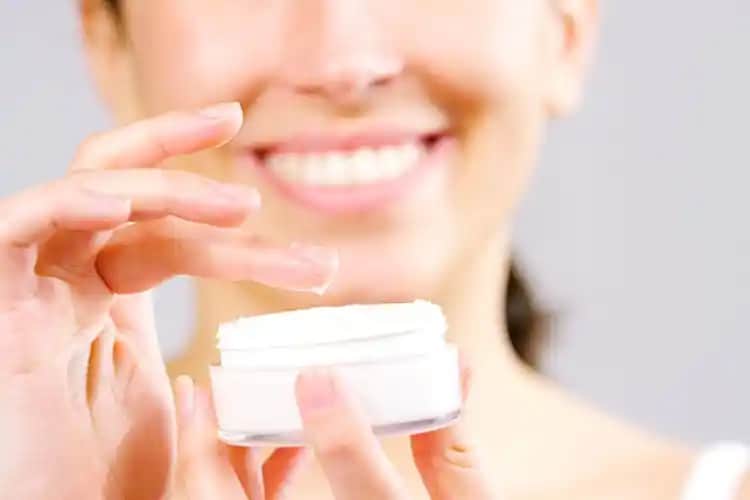 Koltuk Altına Krem Sürmek Doğru mu? Güvenli Kullanım Yöntemleri ve İpuçları