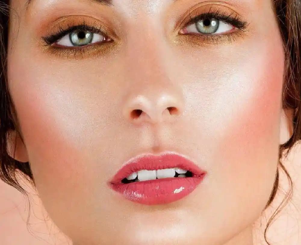 Makyajın Temel Adımları ve Püf Noktalarıyla Doğal Güzelliğinizi Ortaya Çıkarın