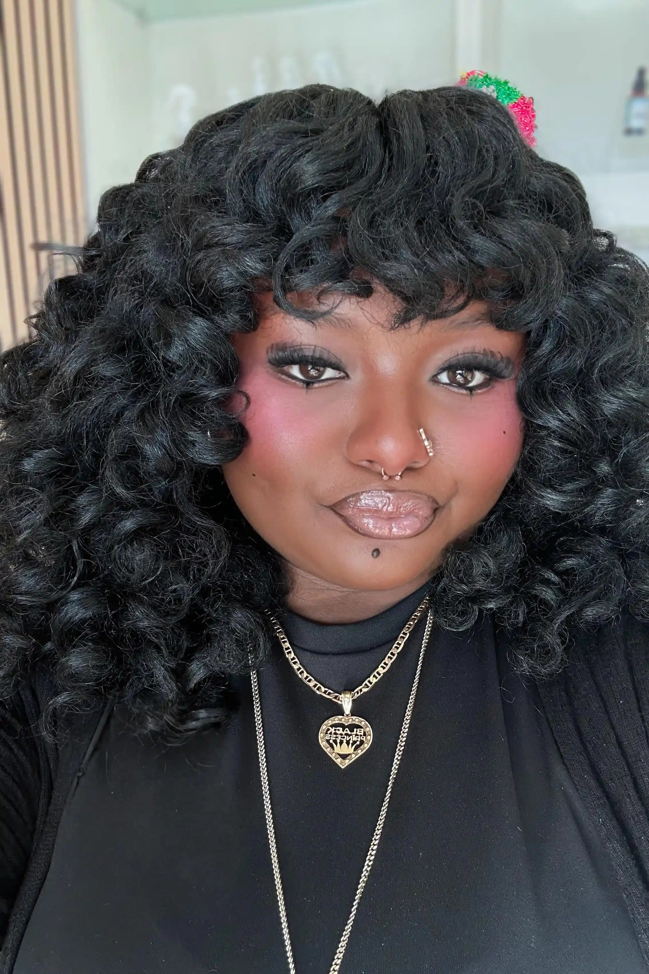 Douyin Esintili Makyajda Alt Kirpik Kullanımı ve Canlı Allık Tonları İncelemesi