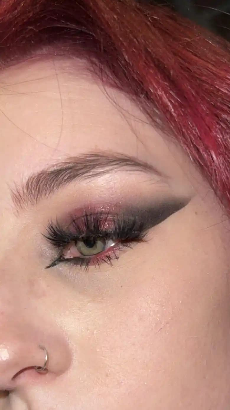 Dramatik Kırmızı-Siyah Göz Makyajında Renk Geçişleri ve Tekniklerin Profesyonel Uygulaması