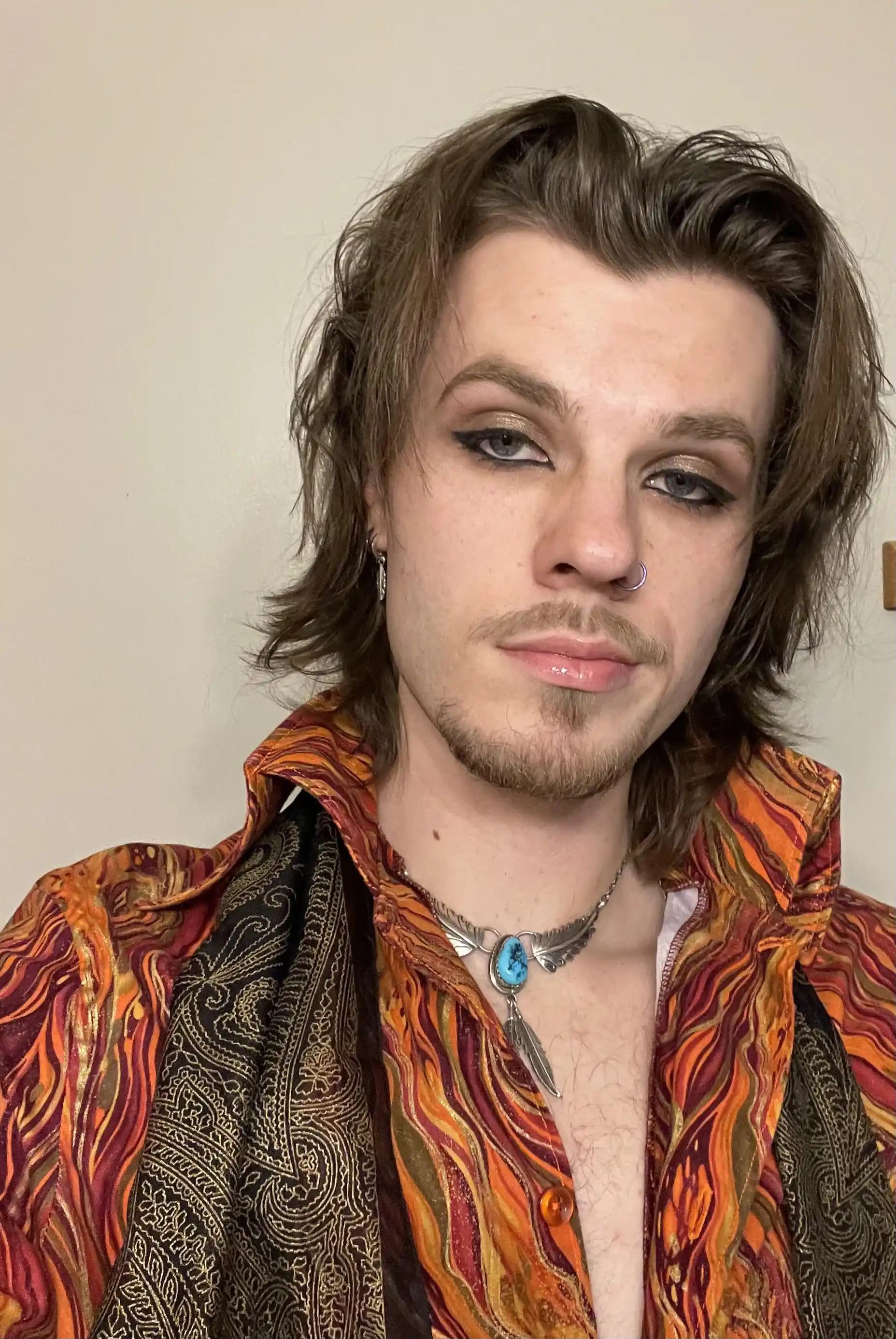 Eyeliner Uygulamasında Denge ve Teknikler: Jel Eyeliner, Bant Kullanımı ve Makyaj İpuçları