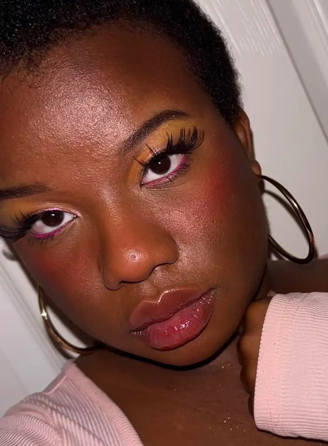 Göz Altı Su Hattında Pembe Jel Eyeliner Kullanımı ve Makyaj Kombinasyonları