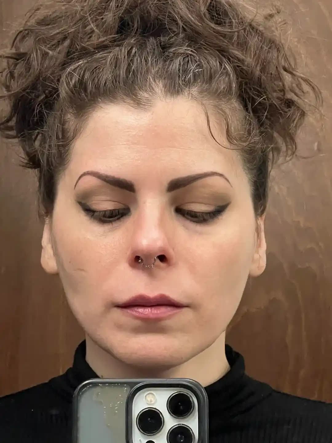 Göz Makyajında Eyeliner ve Kaş Uyumu: Uygulama Teknikleri ve Stil Önerileri