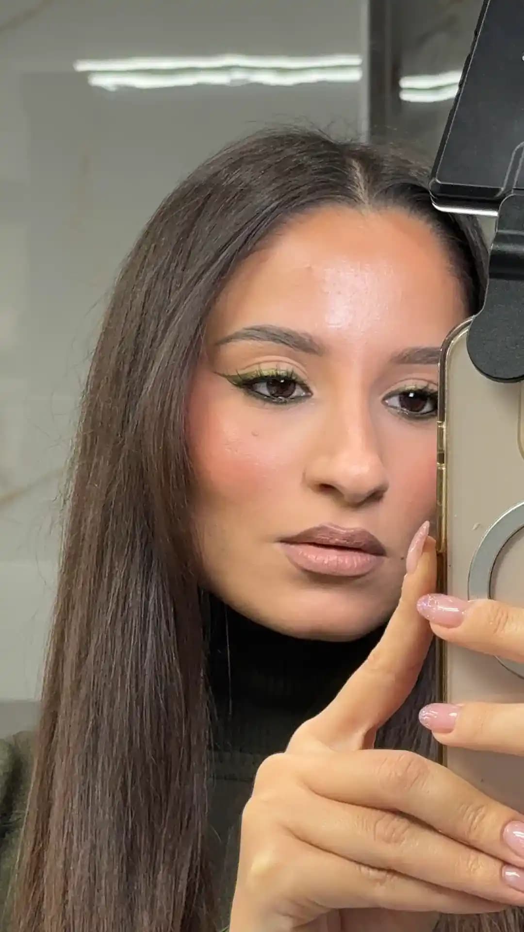 Haki Göz Makyajı İçin Ürün Seçimi ve Uygulama Teknikleriyle Doğal Görünüm